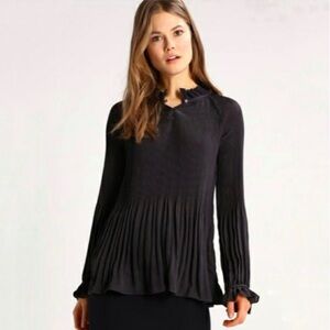 BANANA REPUBLIC knife pleat blouse